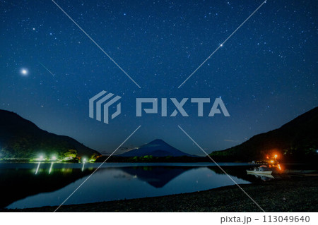 精進湖湖畔から見る富士山と流れ星 精進湖湖畔から見る富士山と流れ星 113049640