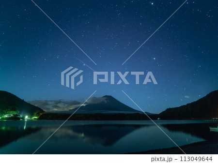 精進湖湖畔から見る富士山と流れ星 113049644