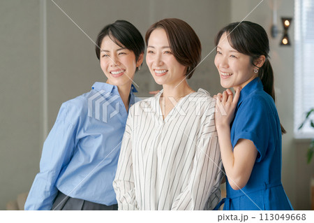 微笑む3人の女性のポートレート 113049668
