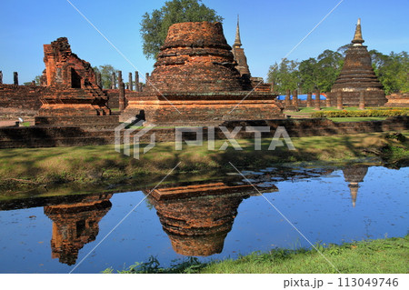 タイ北部の古都スコータイ　世界文化遺産のスコータイ歴史公園内のワットマハタート遺跡と堀の水鏡 113049746
