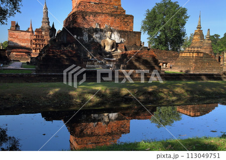 タイ北部の古都スコータイ　世界文化遺産のスコータイ歴史公園内のワットマハタート遺跡と堀の水鏡 113049751