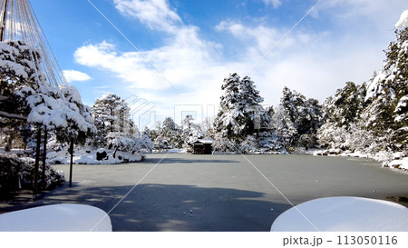 金沢の兼六園霞ヶ池と内橋亭の雪景色 113050116