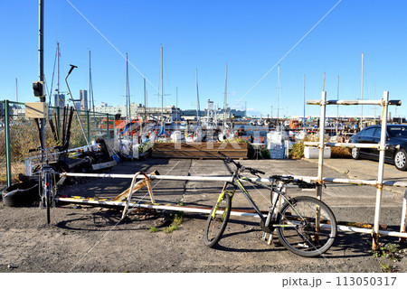 新山下ヨットハーバー前の駐車場 113050317