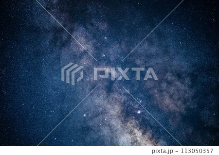 夏の天の川のアップ 113050357