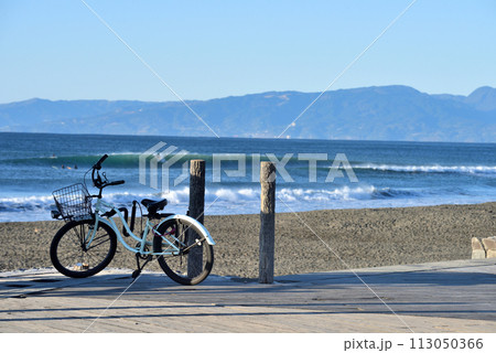 茅ヶ崎漁港海岸公園に停められた自転車 113050366