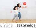 元気に遊ぶ姉妹 113050604