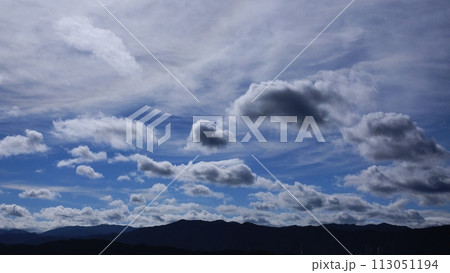 多様な雲が現れた爽快な初秋の朝空・望遠・空主体・230914am 113051194