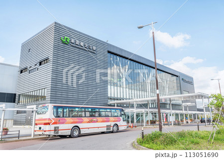 北海道北斗市　晴天の新函館北斗駅　南口 113051690