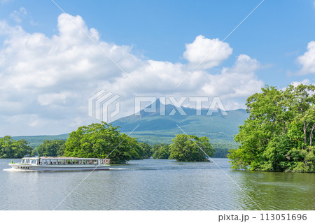 北海道 夏の大沼国定公園 大沼を走る観光船と北海道駒ヶ岳 北海道 夏の大沼国定公園 大沼を走る観光船と北海道駒ヶ岳 113051696