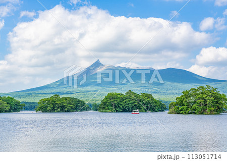 北海道 夏の大沼国定公園 大沼越しに見る北海道駒ヶ岳 北海道 夏の大沼国定公園 大沼越しに見る北海道駒ヶ岳 113051714