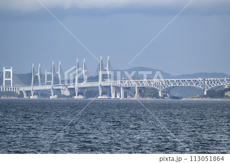 香川県　宇多津方面から見た瀬戸大橋 113051864