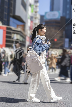 渋谷の街を歩く若い女性 113052462