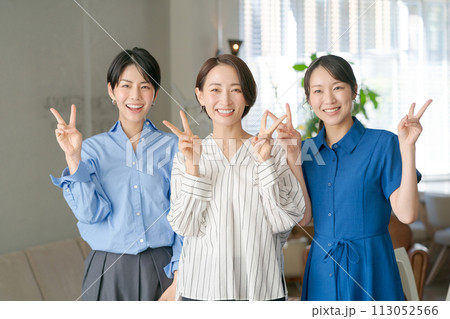 ピースをして並ぶ3人の女性 113052566
