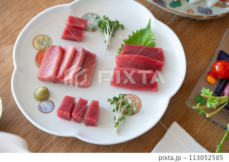 大間マグロの赤身と中トロ 113052585
