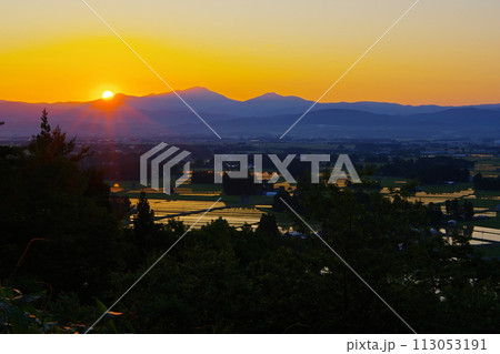 花巻市円万寺観音堂から望む快晴の北上山地に登る朝日と散居村の風景　Ver1 113053191