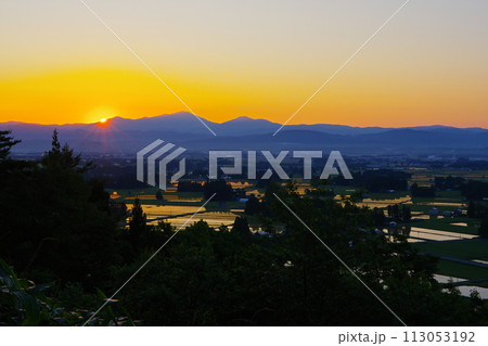 花巻市円万寺観音堂から望む快晴の北上山地に登る朝日と散居村の風景 Ver2 花巻市円万寺観音堂から望む快晴の北上山地に登る朝日と散居村の風景 Ver2 113053192