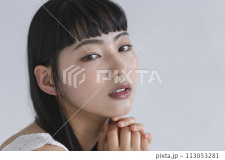 カメラ目線の若い女性　ビューティーイメージ　ポートレート 113053281