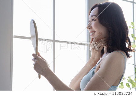 鏡を見る若い女性 113053724