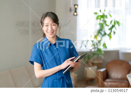 タブレットを持つ女性 タブレットを持つ女性 113054017