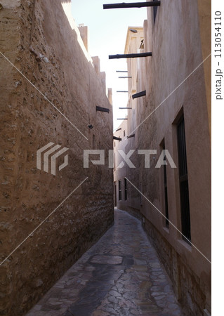 アルファヒディ歴史地区の中の曲がりくねった路地 113054110