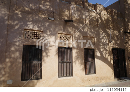 アルファヒディ歴史地区にある建物の外観のアップ 113054115