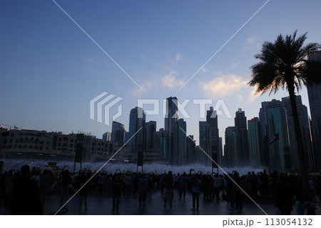 夕方のドバイ・ファウンテンのショーとそれを見る人々 夕方のドバイ・ファウンテンのショーとそれを見る人々 113054132