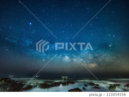 茨城県大洗の神磯の鳥居と春の天の川 茨城県大洗の神磯の鳥居と春の天の川 113054556