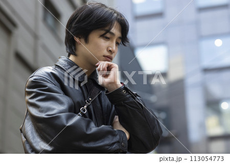 都会で暮らす若い男性 113054773