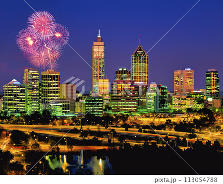 パースの近代ビル群の美しい夜景 パースの近代ビル群の美しい夜景 113054788