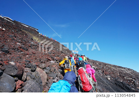 大行列の富士山の登山客と青空 大行列の富士山の登山客と青空 113054845