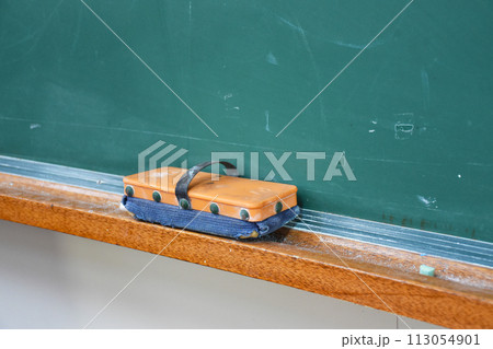 学校の黒板と黒板消し  113054901