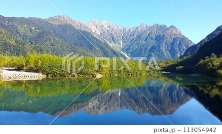上高地 大正池の風景 113054942