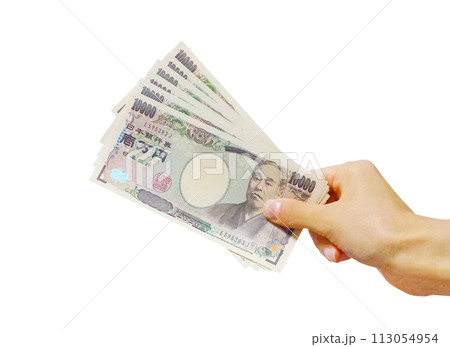 1万円紙幣をつまむ手 113054954