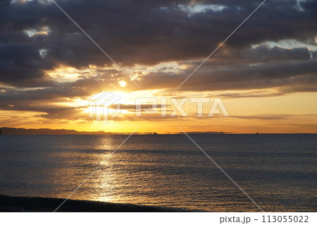 誰もいない茅ヶ崎海岸の夜明け 誰もいない茅ヶ崎海岸の夜明け 113055022