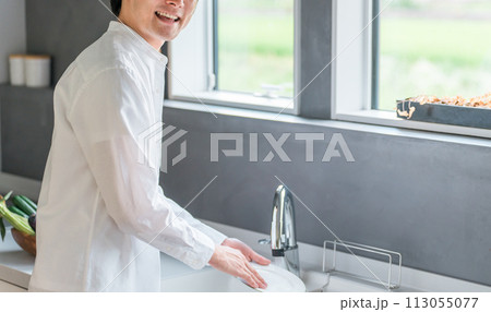 自宅のキッチン・台所で皿洗いをする若いアジア人男性 113055077