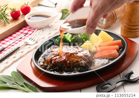 鉄板で焼き上げた熱々のハンバーグステーキ 鉄板で焼き上げた熱々のハンバーグステーキ 113055214