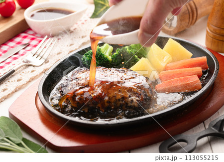 鉄板で焼き上げた熱々のハンバーグステーキ 113055215