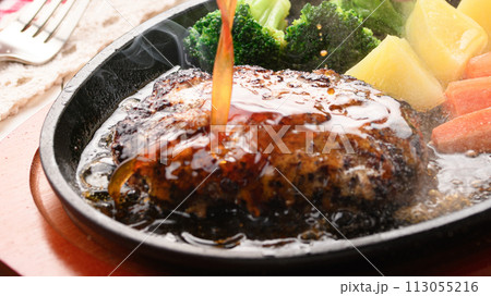 鉄板で焼き上げた熱々のハンバーグステーキ 鉄板で焼き上げた熱々のハンバーグステーキ 113055216