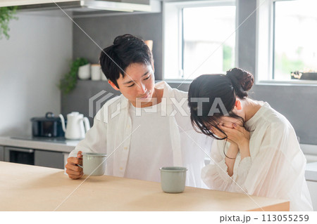 ダイニングで落ち込む・泣く女性・妻・彼女を慰める男性・夫・彼氏(喧嘩・夫婦喧嘩) ダイニングで落ち込む・泣く女性・妻・彼女を慰める男性・夫・彼氏(喧嘩・夫婦喧嘩) 113055259