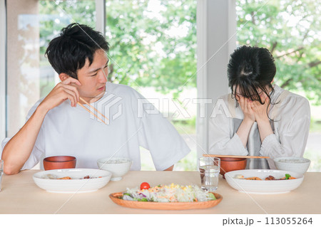 家で食事をする夫婦・カップル(モラハラ・夫婦喧嘩・味付け・不満・マズい・謝る・ごめん・泣く) 家で食事をする夫婦・カップル(モラハラ・夫婦喧嘩・味付け・不満・マズい・謝る・ごめん・泣く) 113055264
