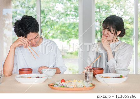 家で食事をする夫婦・カップル（味付け・不満・マズい・謝る・ごめん） 113055266