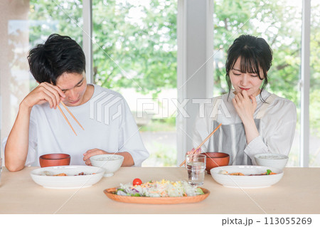 家で食事をする夫婦・カップル(自炊・不満・まずい・モラハラ・夫婦喧嘩・怒る) 家で食事をする夫婦・カップル(自炊・不満・まずい・モラハラ・夫婦喧嘩・怒る) 113055269
