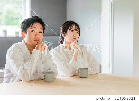 リビングで悩み・考える夫婦・カップル(悩む・回想・想像・将来・検討・計画) リビングで悩み・考える夫婦・カップル(悩む・回想・想像・将来・検討・計画) 113055621