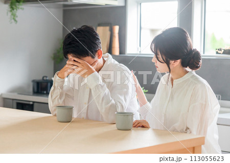 落ち込む・落胆する男性を励ます・寄り添う・支える女性・夫婦（リストラ・トラブル・ストレス・失業） 113055623