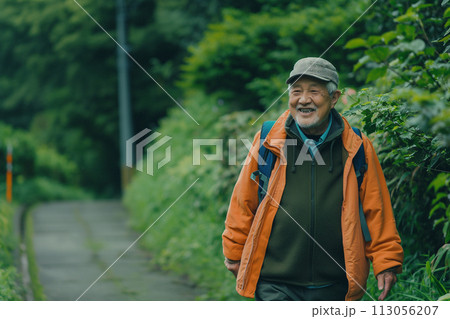田舎を散策する・旅を楽しむシニア 田舎を散策する・旅を楽しむシニア 113056207