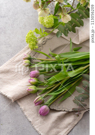 薄紫色のチューリップとリネンクロス 113056209