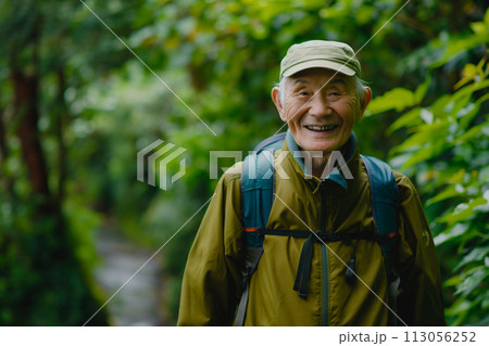 ハイキングするシニア 113056252