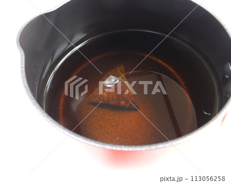 鍋で煮出したお茶 鍋で煮出したお茶 113056258