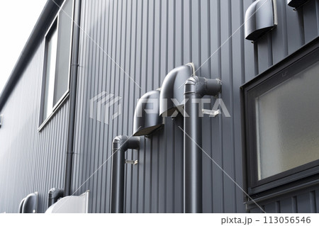 住宅の外部配管と換気フード 113056546