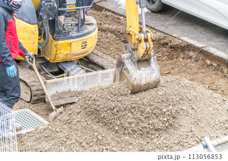 道路工事　ショベル　スコップ　作業員　油圧ショベル　掘削工事 113056853